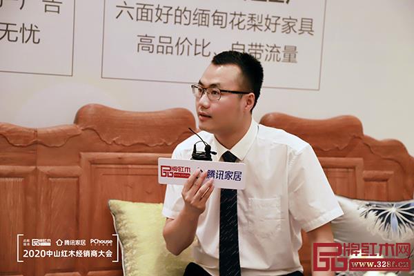 雅宋紅木總經理竇琦柳在優選品牌直播招商會上介紹招商優惠政策