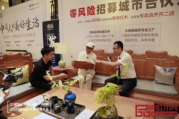 國務院特殊津貼專家、清華大學家具設計高研班講座教授、意大利米蘭多莫斯設計學院訪問學者、當代中式美學生活方式研究學者彭亮（中）從美學角度為觀眾介紹雅宋產品