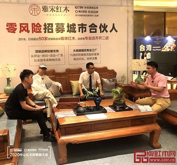 全聯藝術紅木家具專業委員會執行會長、紅木資深媒體人、騰訊家居紅木、品牌紅木總編林偉華（右）在直播中講述雅宋紅木的品牌優勢