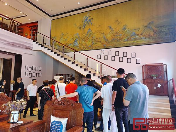 經銷商們走進雅宋紅木展廳，零距離感受雅宋紅木“六面好”的精品工藝