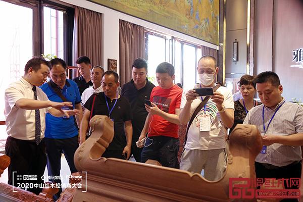 經銷商們走進雅宋紅木展廳，零距離感受雅宋紅木“六面好”的精品工藝